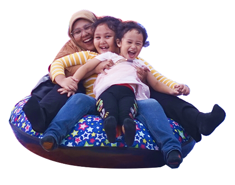 Keluarga bermain di Fruitcity Park